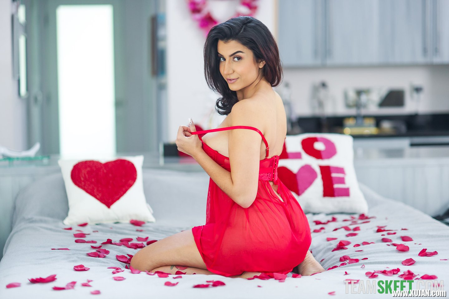 Kinky Roxie Sinner gets down and dirty with her Valentines day date - Photo #1052509