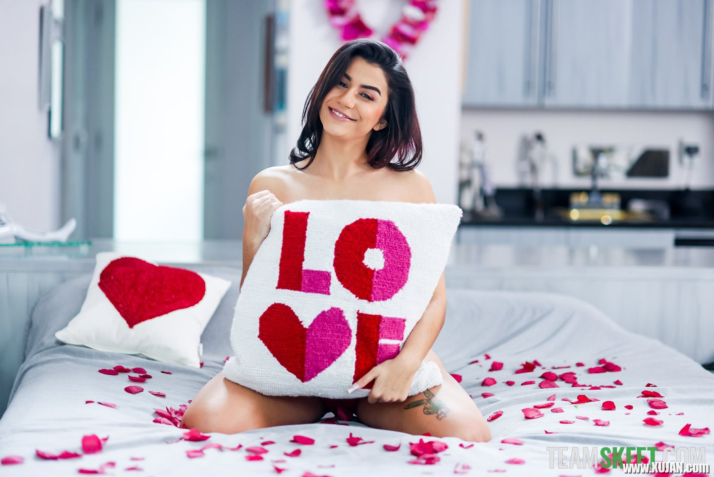 Kinky Roxie Sinner gets down and dirty with her Valentines day date - Photo #1052512