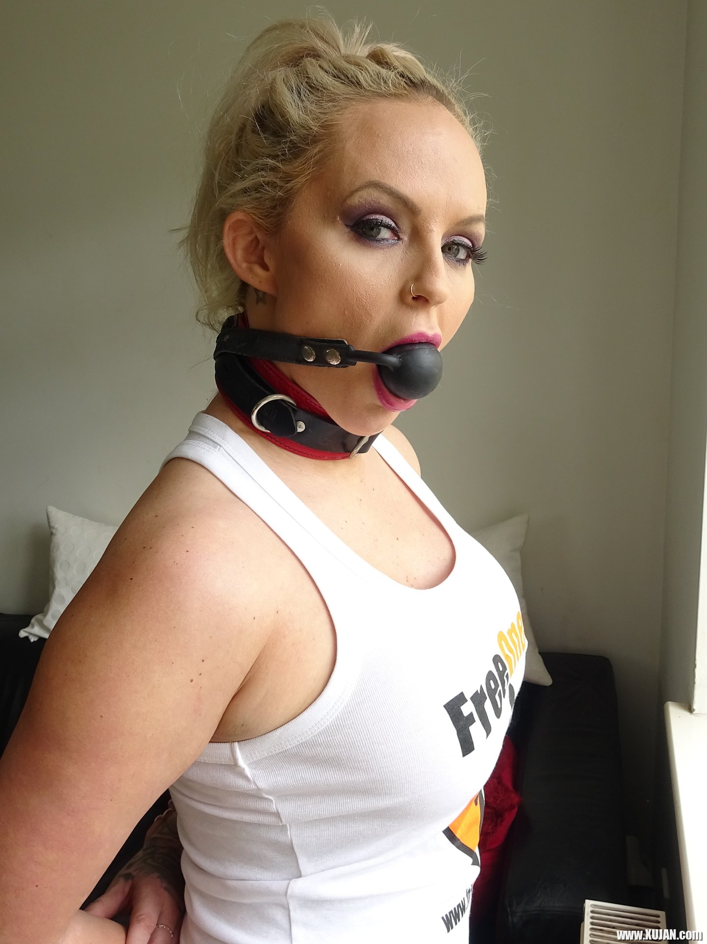 Louise Lee gets gagged stripped and collared tight - Photo #1054923