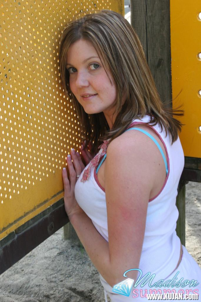 Pictures of teen model Madison Summers teasing at a park - Photo #1059460