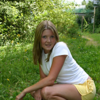 Pictures of teen amateur Madison Summers flashing her perky tits