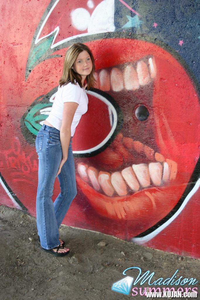 Pictures of teen girl Madison Summers flashing her tits in public - Photo #1059600