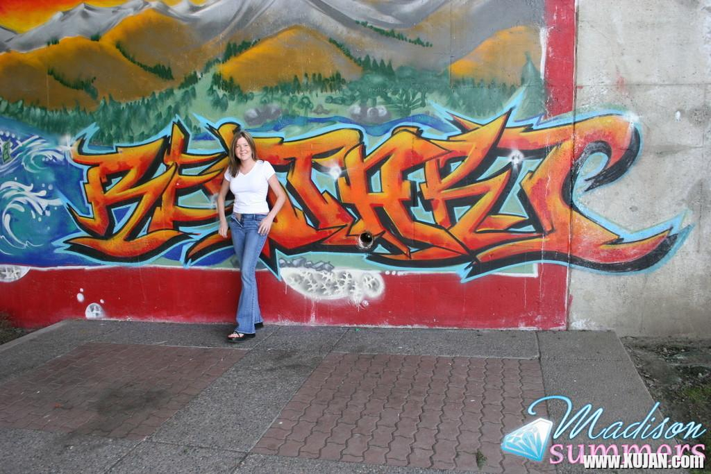 Pictures of teen girl Madison Summers flashing her tits in public - Photo #1059610