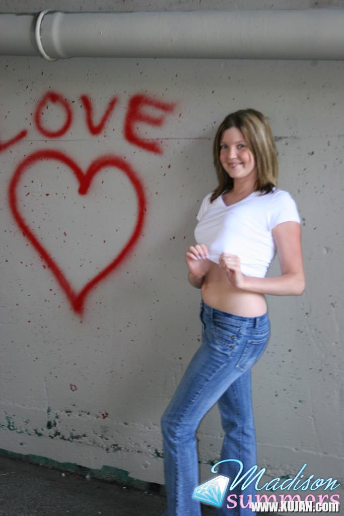 Pictures of teen girl Madison Summers flashing her tits in public - Photo #1059617