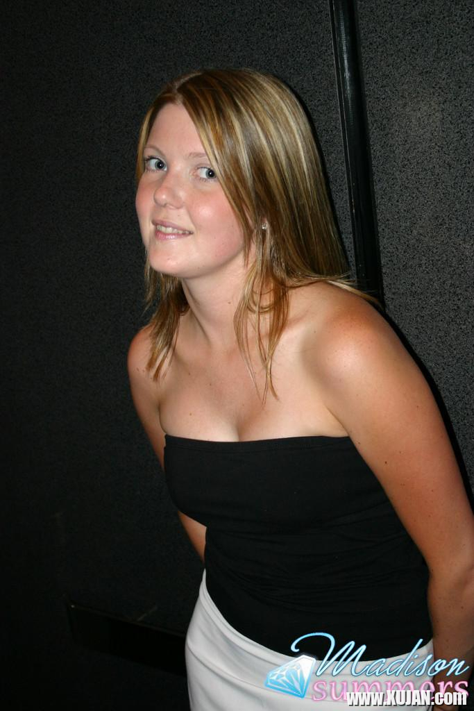 Pictures of teen girl Madison Summers flashing at a train station - Photo #1059657