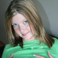 Pictures of teen babe Madison Summers exposing herself on the couch