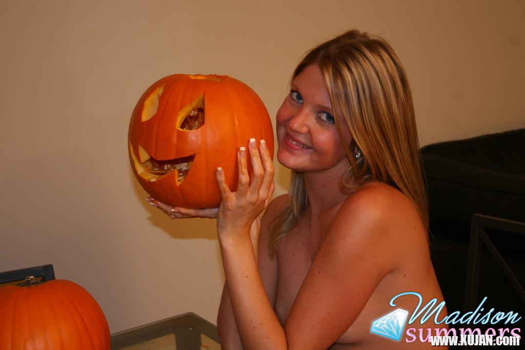 Pictures of Madison Summers getting ready for Halloween - Photo #1059850
