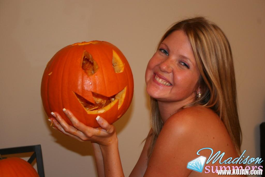 Pictures of Madison Summers getting ready for Halloween - Photo #1059851