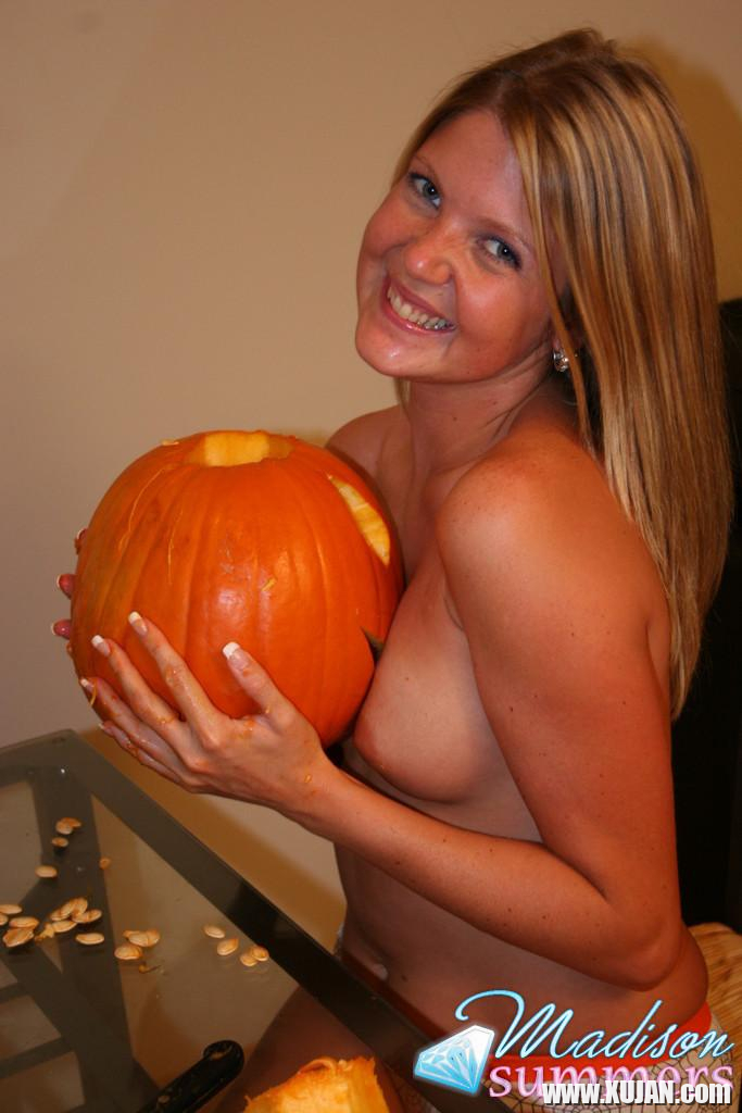 Pictures of Madison Summers getting ready for Halloween - Photo #1059852