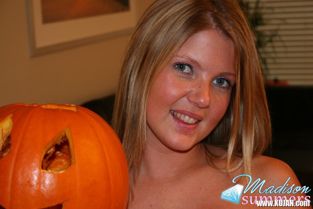 Pictures of Madison Summers getting ready for Halloween - Photo #1059853