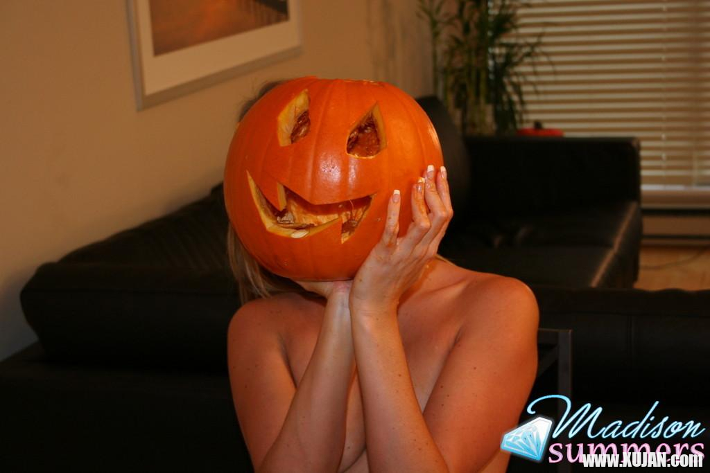 Pictures of Madison Summers getting ready for Halloween - Photo #1059854