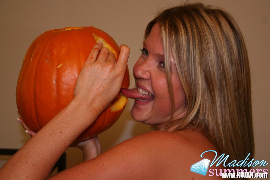 Pictures of Madison Summers getting ready for Halloween - Photo #1059856