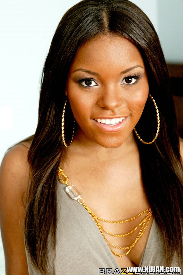 Ebony wife Candice Nicole strips off panties to show her hot butt - Photo #1076107
