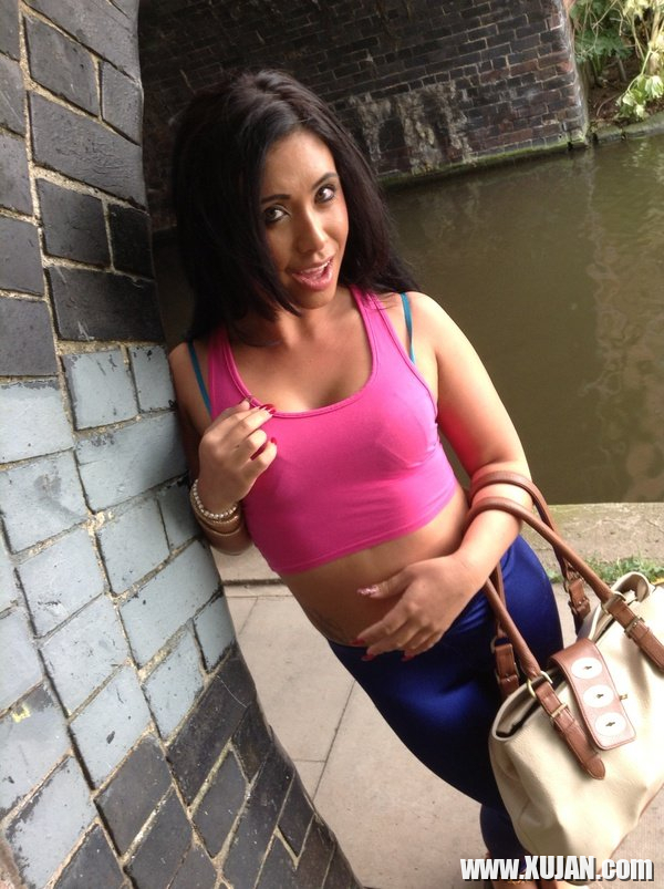 Brunette Hottie Hanna Shaw peeing in public Place - Photo #1086475