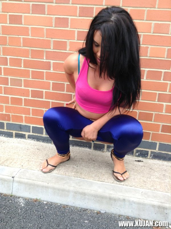 Brunette Hottie Hanna Shaw peeing in public Place - Photo #1086481