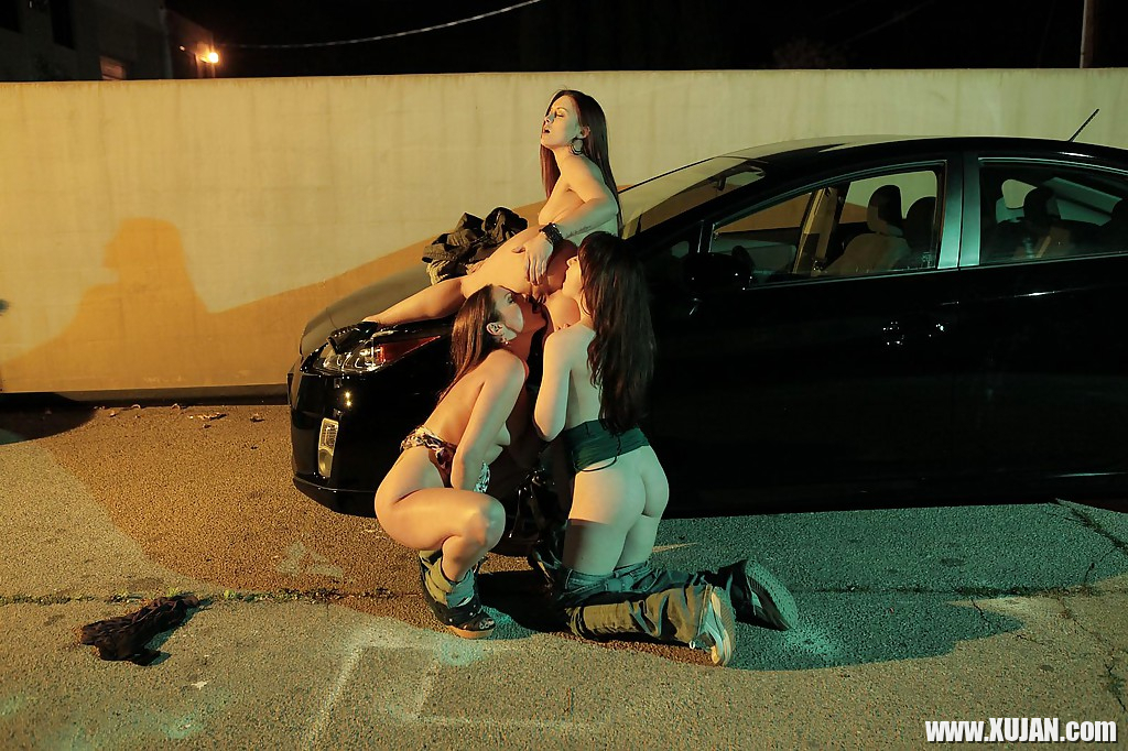 Samantha Ryan is having a lesbian threesome with her hot babes - Photo #1098682