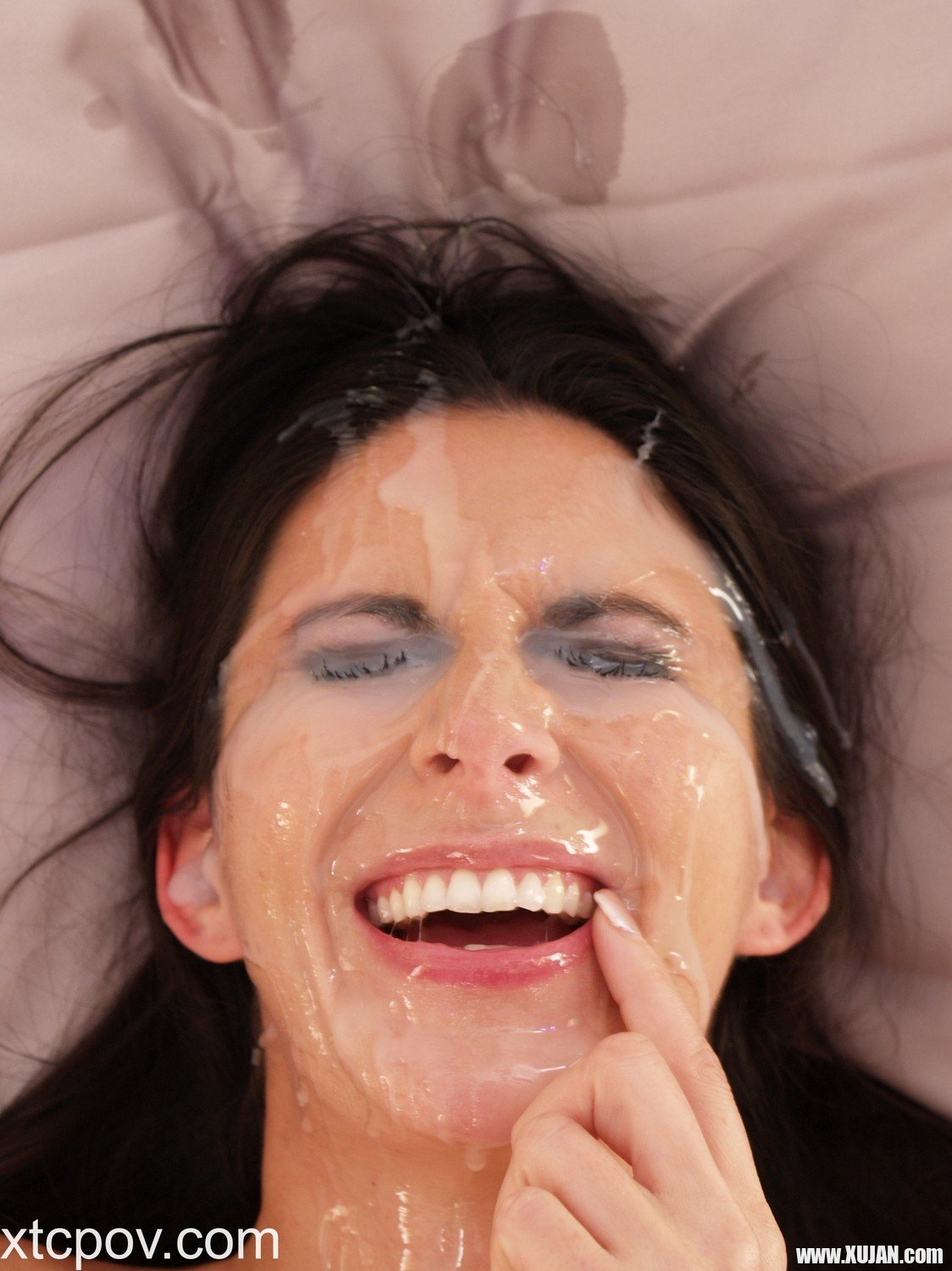 Brunette girl Nikki Daniels gets cum all over her face - Photo #1100638