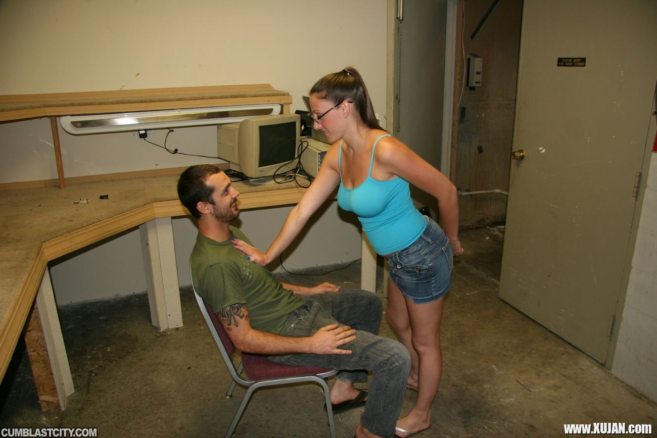 Amateur gets sprayed with facial cumshot - Photo #1101099