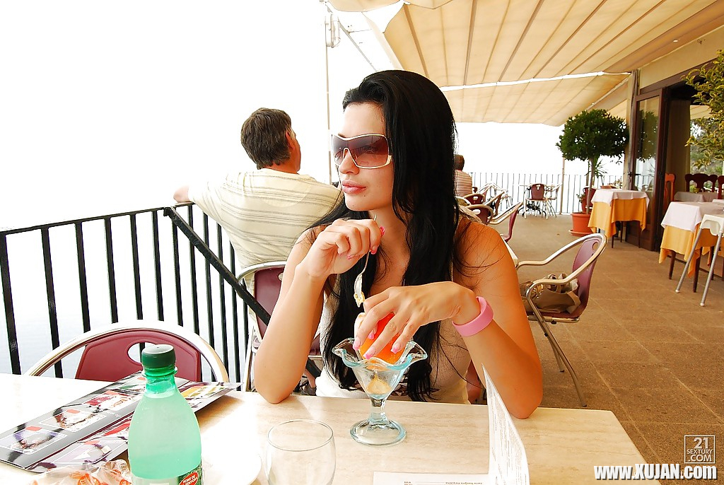 Fabulous Aletta Ocean poses outdoor on the beach in bikini - Photo #1117454