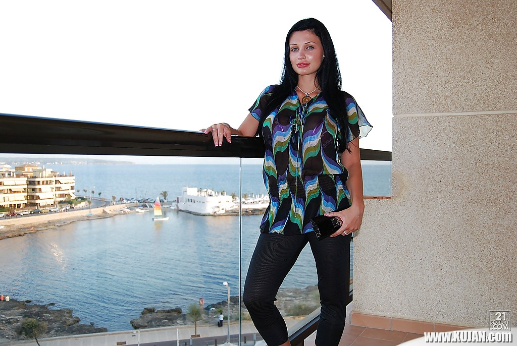 Fabulous Aletta Ocean poses outdoor on the beach in bikini - Photo #1117461