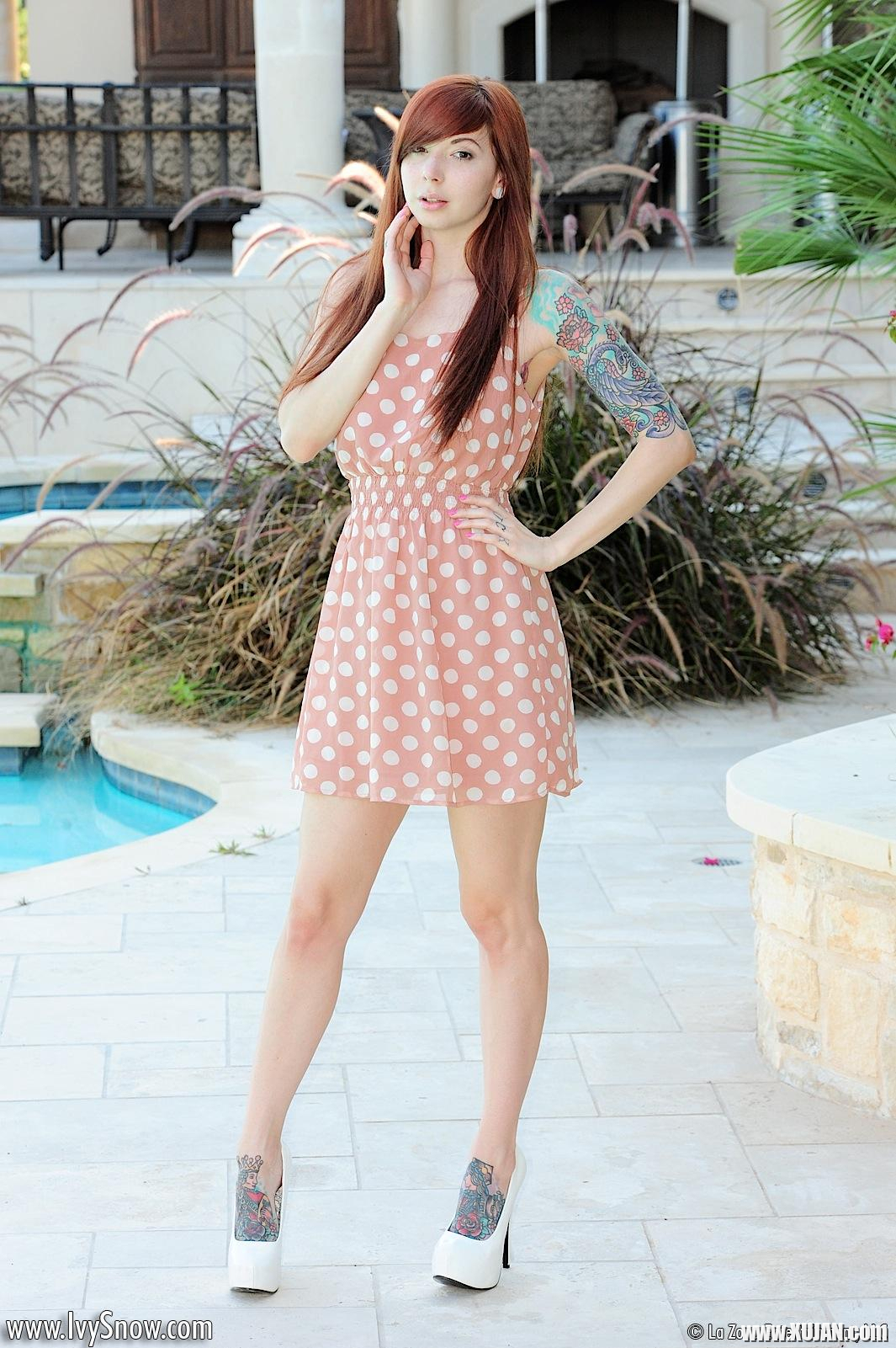 Ivy Snow slips off her pink dress and masturbates by the pool - Photo #1120778