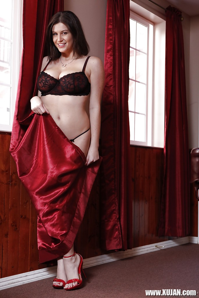 Curvaceous MILF on high heels Sara Stone taking off her lingerie - Photo #1128554