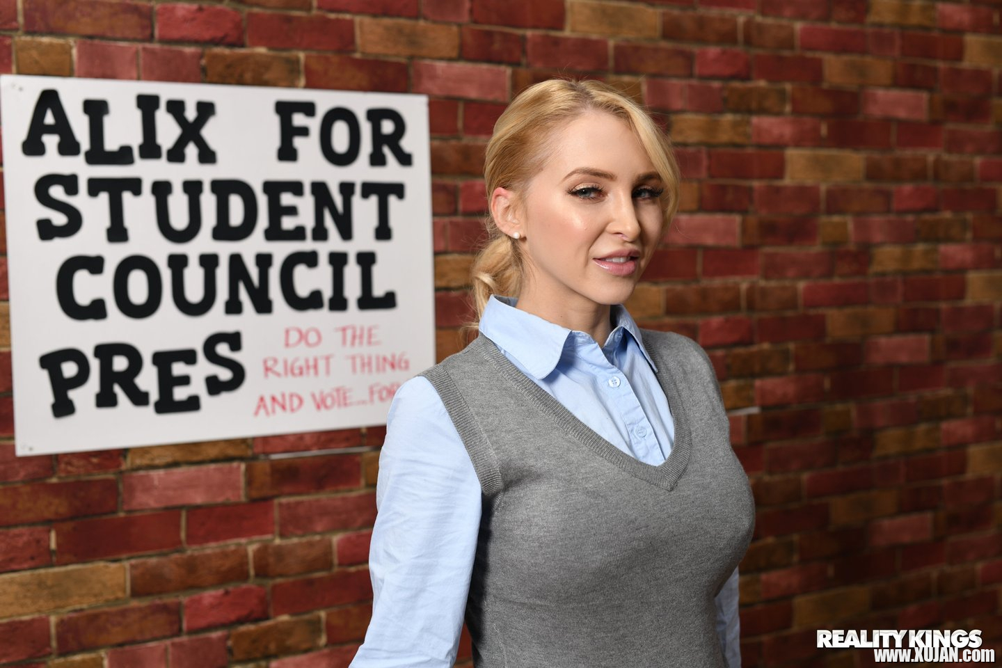 Slutty blondie Alix Lynx convinces for deep shag - Photo #1138950