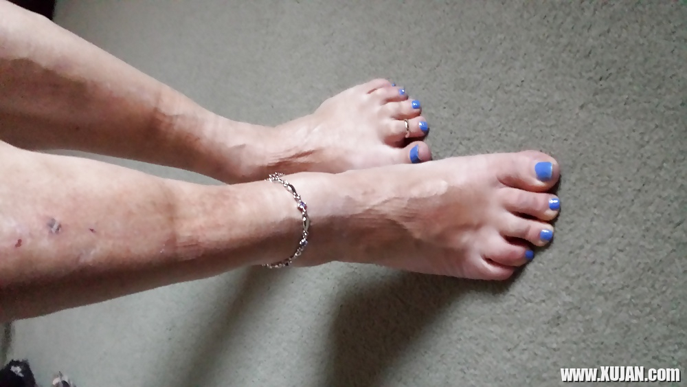 New blue crystal ankle chain to match my blur nails - Photo #1140383