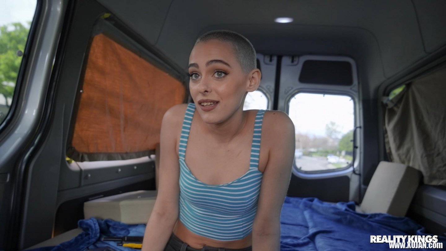 Short haired bitch Paris Amour getting tag teamed in a van - Photo #1142133