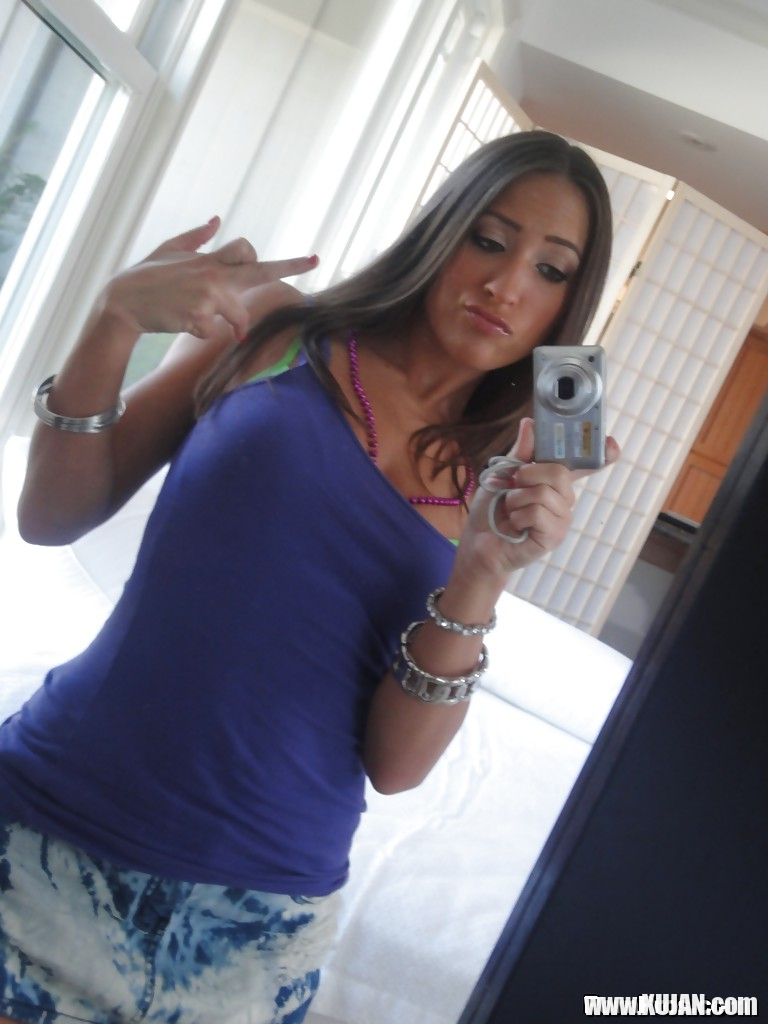 Sensual young chick Lizz Tayler is making some cute seslfies - Photo #1145667