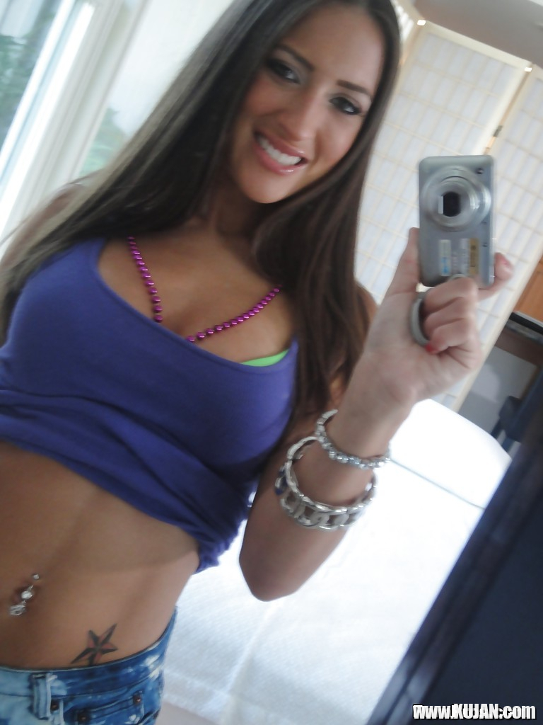 Sensual young chick Lizz Tayler is making some cute seslfies - Photo #1145668