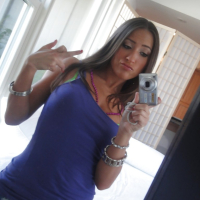 Sensual young chick Lizz Tayler is making some cute seslfies