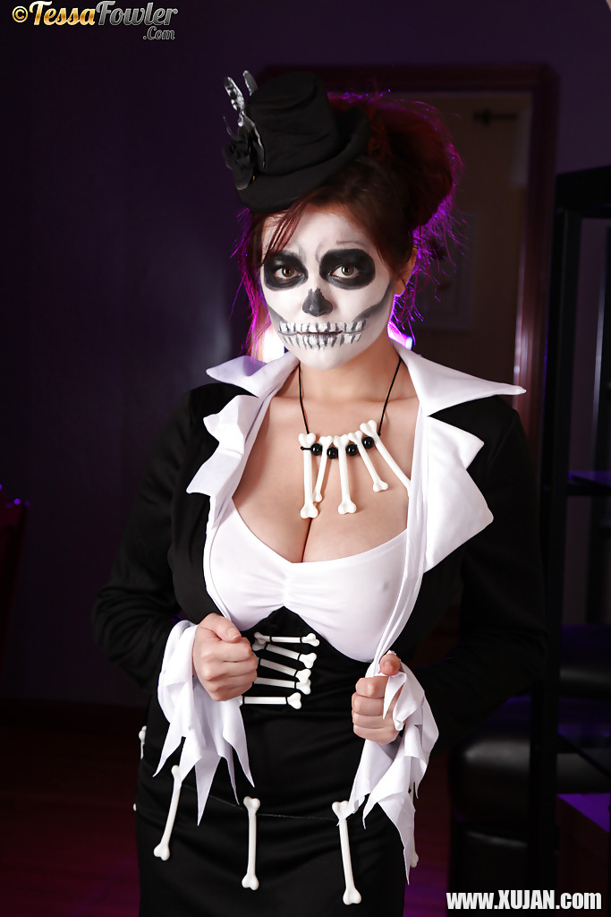 Cosplay pornstar Tessa Fowler releasing big knockers during solo girl shoot - Photo #1146293
