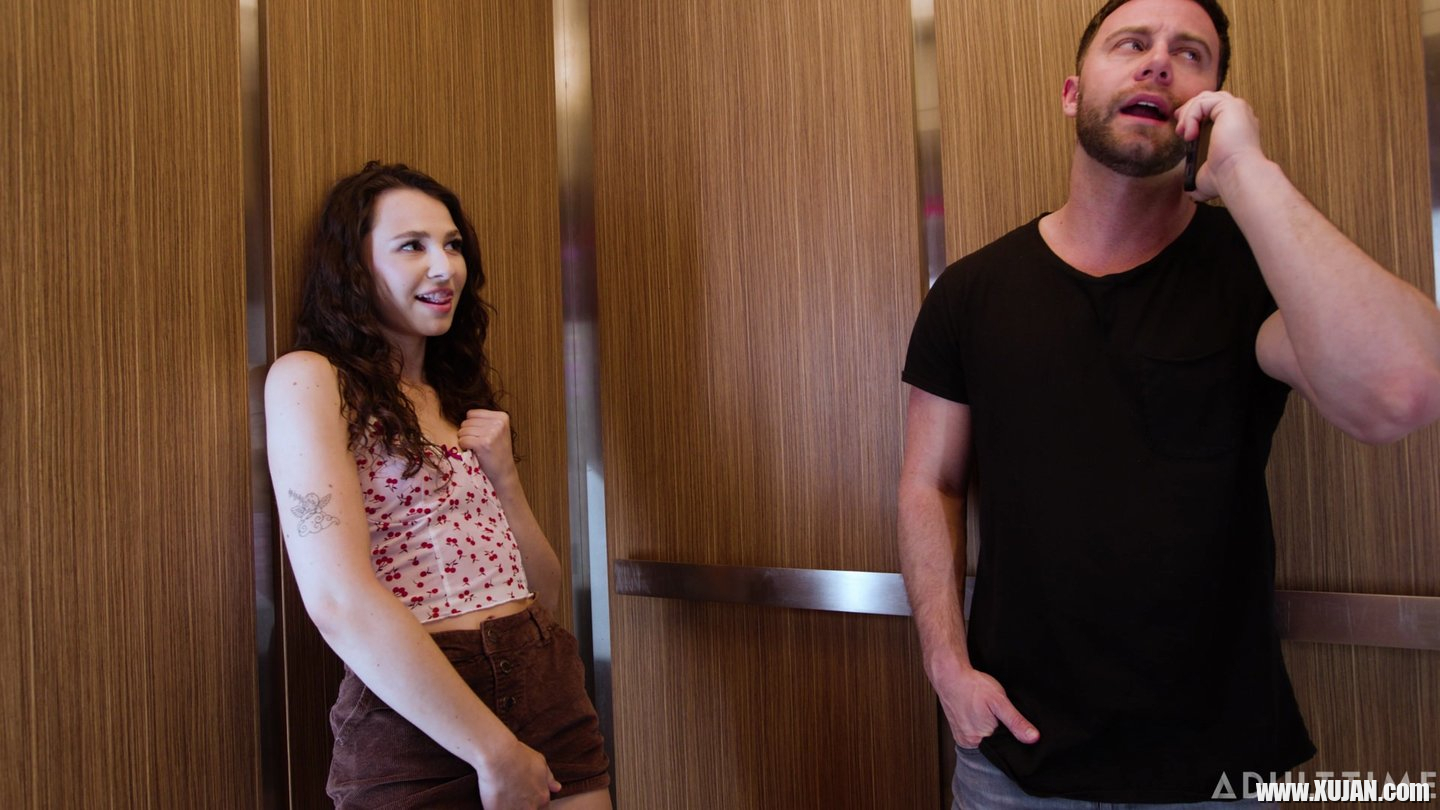 Horny babe Liz Jordan seduces and fucks stranger in a public elevator - Photo #1149058