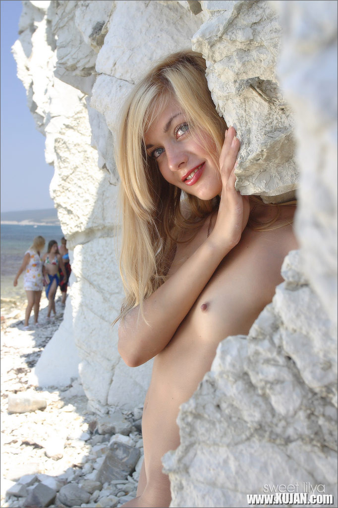 Hot teen Sweet Lilya strips off bikini in chalk hills - Photo #1153123