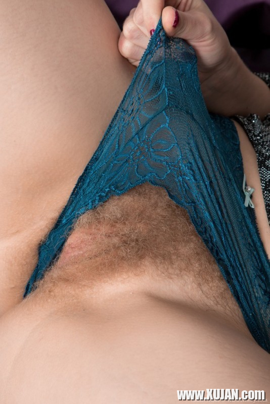 Aston Wilde strips naked in bed - Photo #1153359