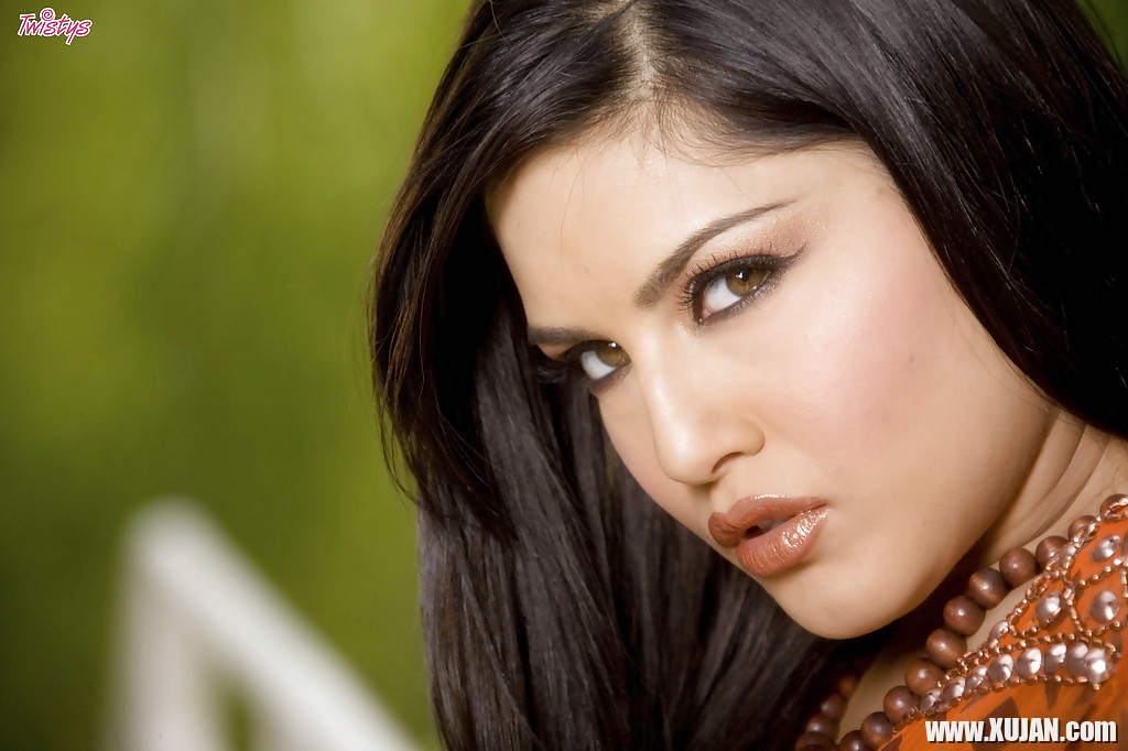 Curvy MILF Sunny Leone masturbating her sweet pussy outdoor - Photo #1156445