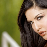 Curvy MILF Sunny Leone masturbating her sweet pussy outdoor