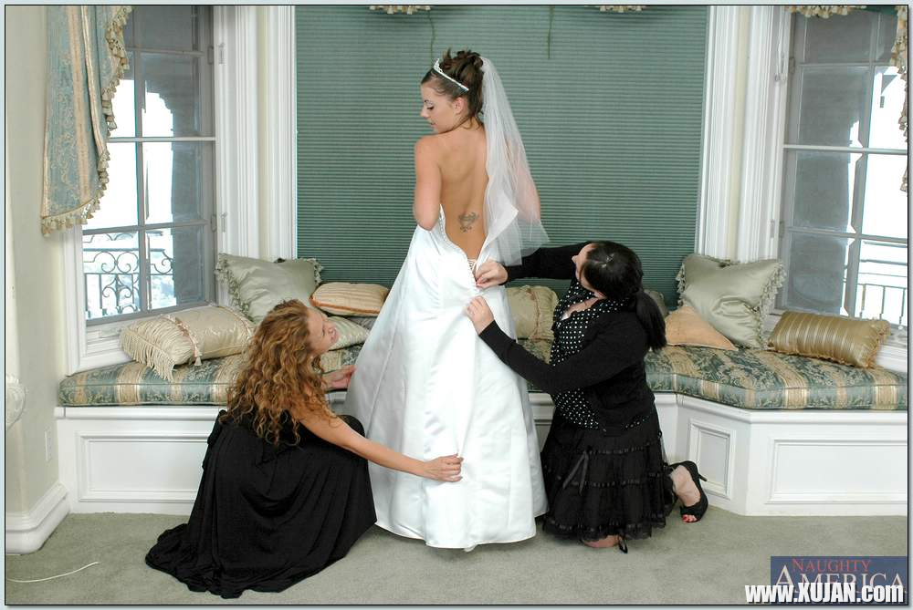 Busty blonde Nikki Benz helping Penny Flame to try on wedding dress - Photo #1158614