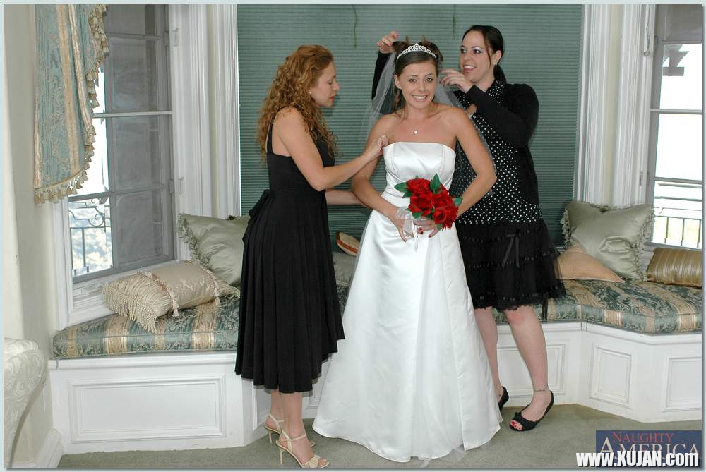 Busty blonde Nikki Benz helping Penny Flame to try on wedding dress - Photo #1158617