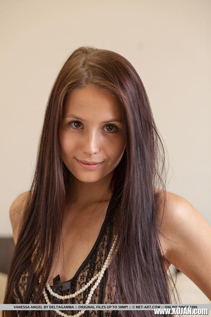 Pretty brunette Vanessa Sky shows you her hot pussy in bed - Photo #1162208