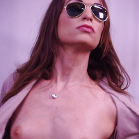 Sexy babe in sunglasses Amber Rayne uncovering her garceful body