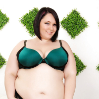 Chubby beauty Alexxxis Allure is looking sexy