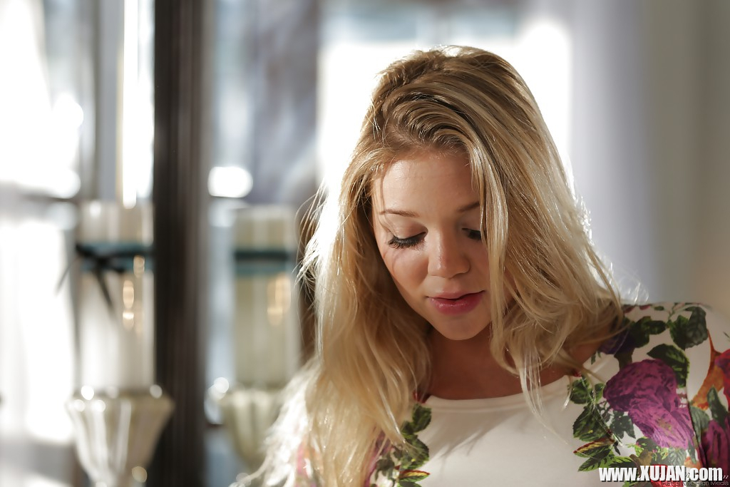 Young blonde babe Jessie Andrews undressing for spreading of cooter - Photo #1177703