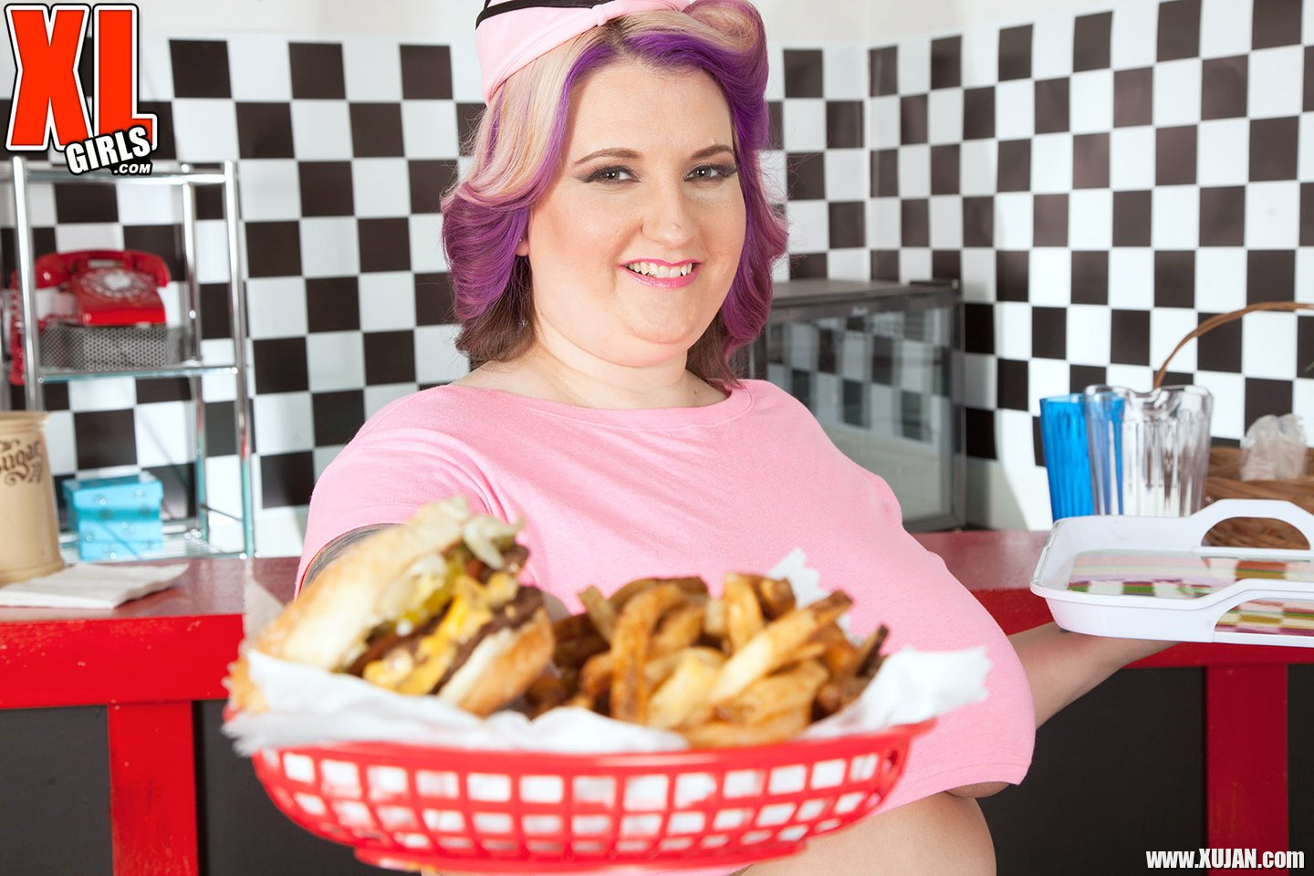 Chubby waitress Porsche Dali flashes her massive jugs at work - Photo #1186939