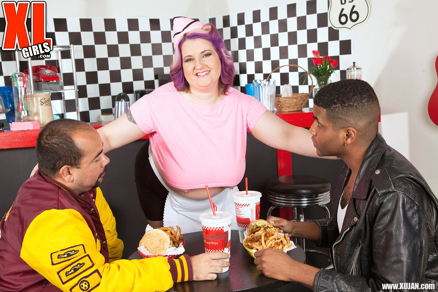 Chubby waitress Porsche Dali flashes her massive jugs at work - Photo #1186940