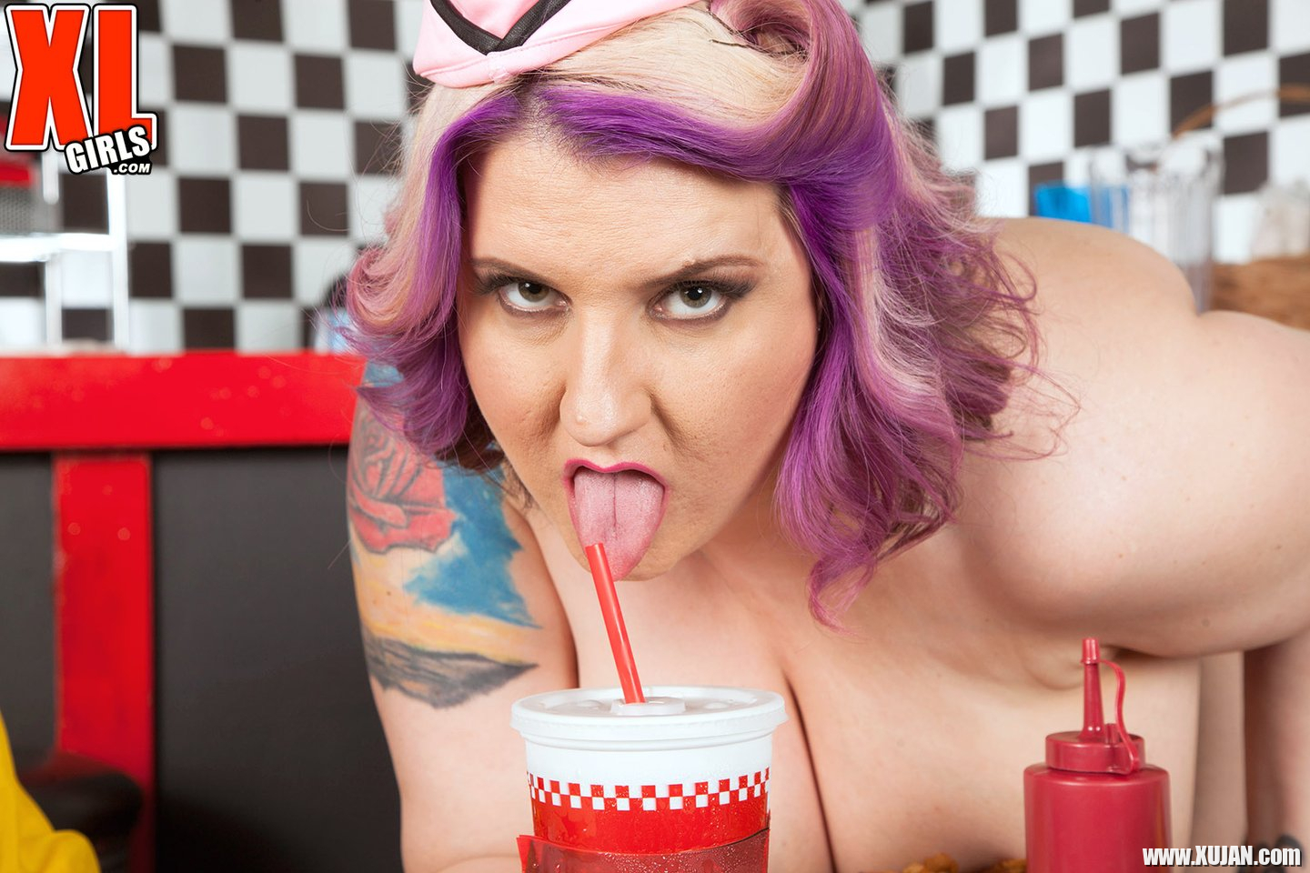 Chubby waitress Porsche Dali flashes her massive jugs at work - Photo #1186943