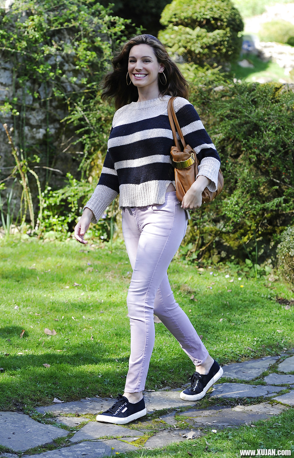 Pregnant Kelly Brook out and about in pink jeans London - Photo #1188760