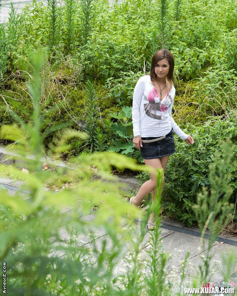 Japanese avidol Maria Ozawa posing outdoor - Photo #1189899