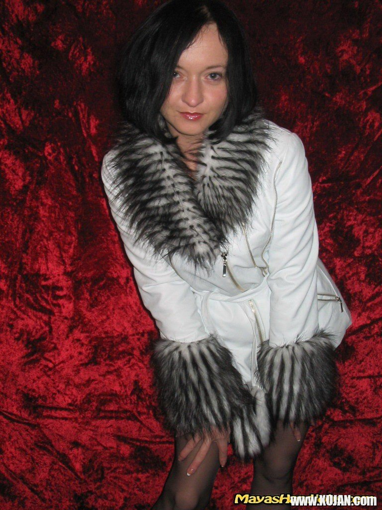Sexy Maya from mayas handjobs poses and strips for one lucky photographer - Photo #1191118